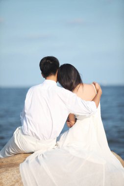 Plajda Gelinlik Giyen Çift 