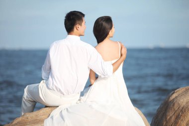 Plajda Gelinlik Giyen Çift 