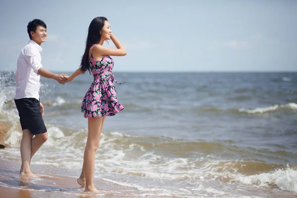 Pareja Pie Playa — Foto de Stock