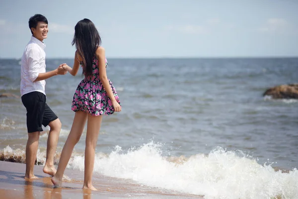 Couple Debout Sur Bord Mer — Photo