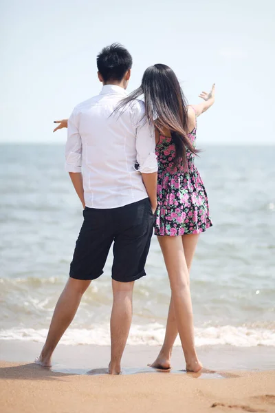站在海滨的情侣 — 图库照片