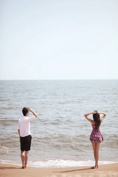 Pareja Pie Playa — Foto de Stock