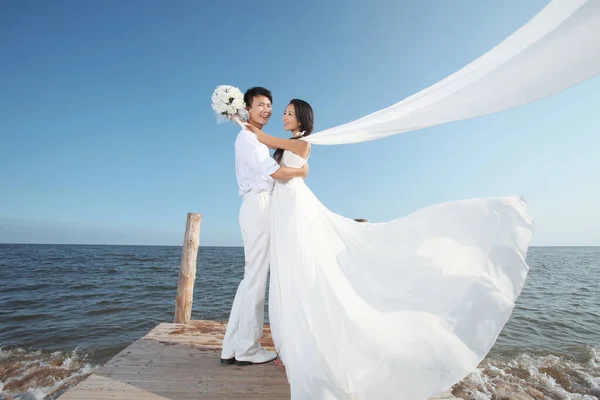 Пара Свадебном Платье Пляже — стоковое фото