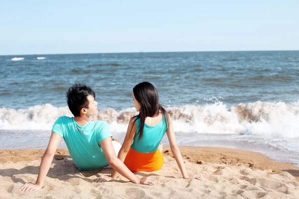 Couple Assis Sur Bord Mer — Photo