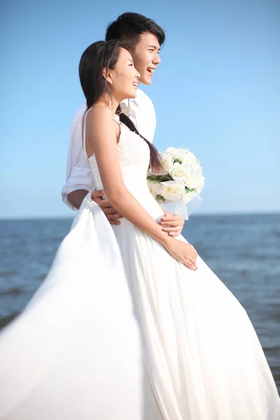 Couple Wedding Dress Beach — Stock Photo, Image