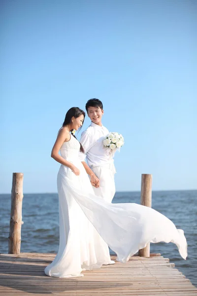 Coppia Abito Sposa Sulla Spiaggia — Foto Stock