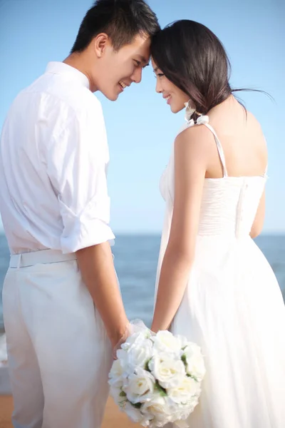 Couple Robe Mariée Sur Plage — Photo