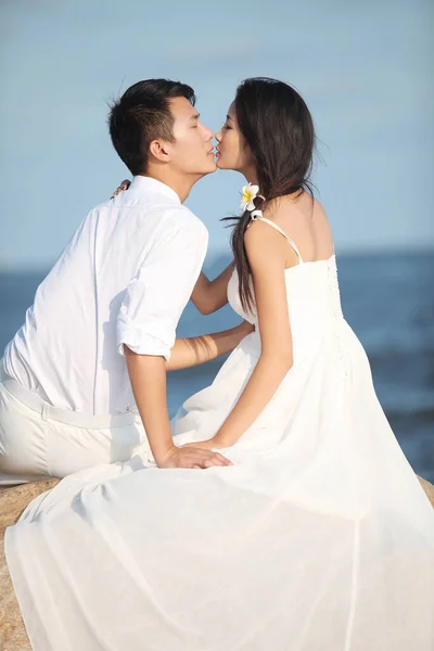 Couple Robe Mariée Sur Plage — Photo