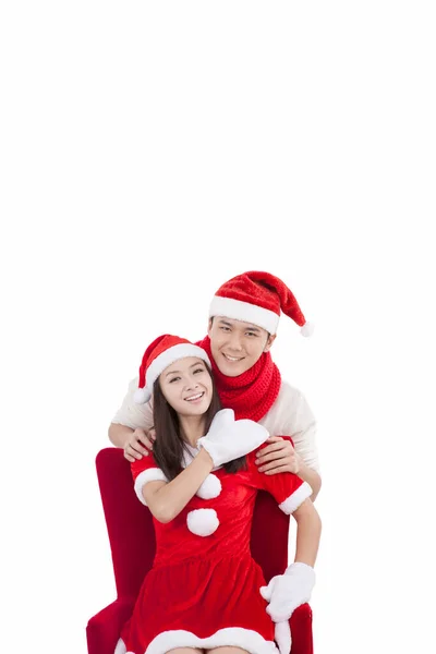 年轻夫妇头戴圣诞帽 面带微笑的画像 — 图库照片