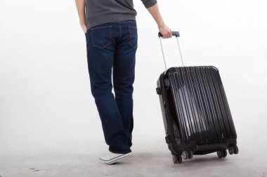 Bavulu çeken genç bisikletçinin portresi.