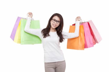 Elinde alışveriş torbaları olan genç bir kadının portresi.
