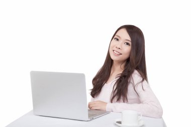 Dizüstü bilgisayarın önünde oturan gencin portresi