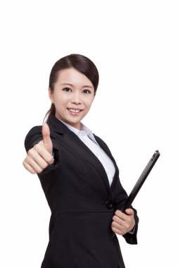 Genç bir iş kadınının portresi. Başparmağı havada, elinde klasör, yakın plan.