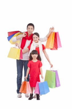 Kızın alışveriş torbalarını tutarken portresi, babanın alışveriş torbalarını omzunda taşıması, annenin çantaları tutması.