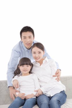 Kanepede kızıyla oturan anne ve babasının portresi.