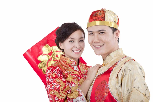 Tang Takım Elbiseli Genç Bir Çiftin Portresi Çin Şans Taşıyor — Stok fotoğraf