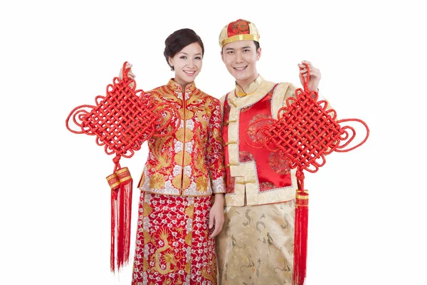 Retrato Jovem Casal Ternos Tang Segurando Nós Chineses — Fotografia de Stock