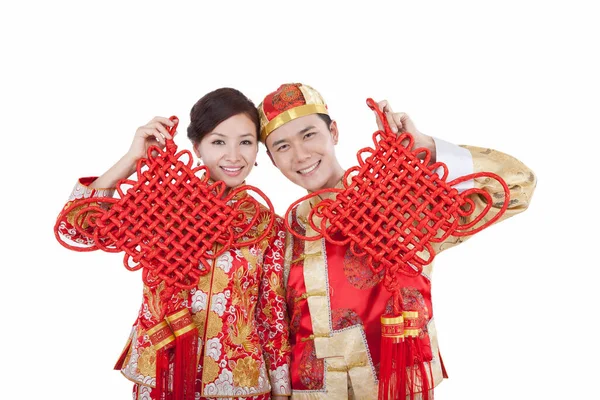 Retrato Jovem Casal Ternos Tang Segurando Nós Chineses — Fotografia de Stock