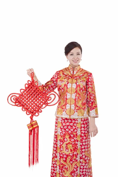 Portrét Mladého Páru Obleku Tang Držícího Čínský Uzel — Stock fotografie