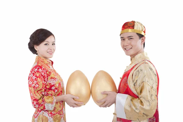 Retrato Jovem Casal Ternos Tang Segurando Jin Dans — Fotografia de Stock