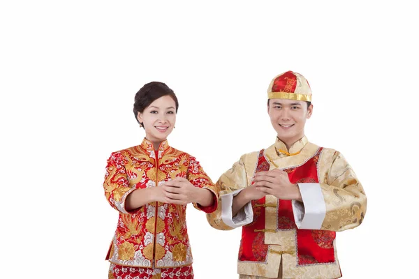 Retrato Jovem Casal Ternos Tang Pagando Chamada Ano Novo — Fotografia de Stock