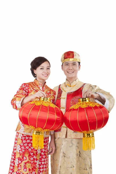 Retrato Jovem Casal Ternos Tang Pagando Chamada Ano Novo Segurando — Fotografia de Stock