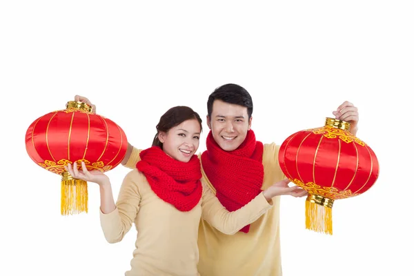 赤い提灯を持つ若いカップルの肖像画 新年の呼び出しを支払う — ストック写真