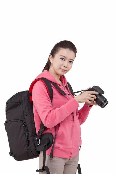 Πορτρέτο Της Νεαρής Γυναίκας Που Μεταφέρουν Backpacker Κρατώντας Φωτογραφική Μηχανή — Φωτογραφία Αρχείου