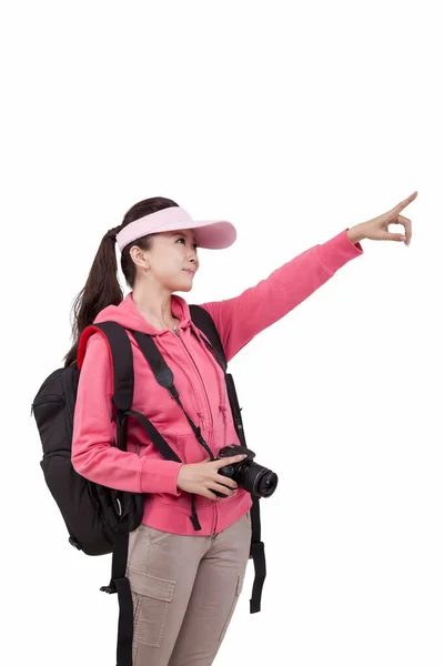 Retrato Jovem Fêmea Com Câmera Carregando Mochileiro Apontando Algo — Fotografia de Stock