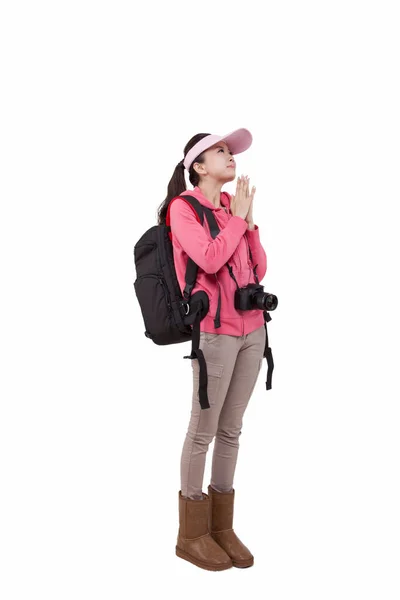 Retrato Jovem Fêmea Com Câmera Transportando Mochileiro Fechando Palmas — Fotografia de Stock