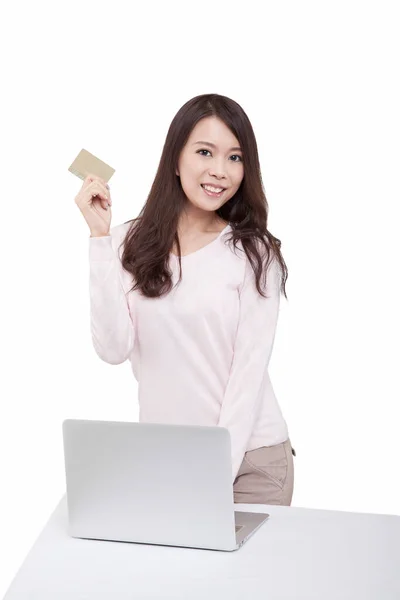 Retrato Mujer Joven Pie Frente Computadora Portátil Con Tarjeta Crédito —  Fotos de Stock