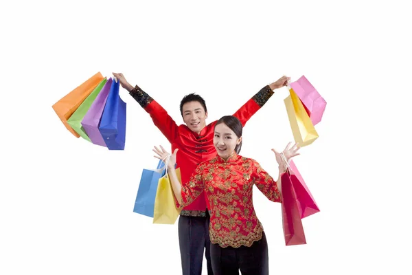 Retrato Pareja Joven Trajes Tang Sosteniendo Bolsas Compras — Foto de Stock