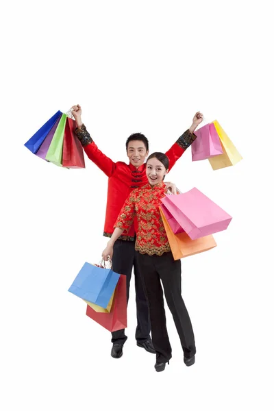 Retrato Pareja Joven Trajes Tang Sosteniendo Bolsas Compras —  Fotos de Stock