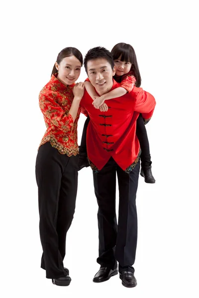 Retrato Familia Padre Llevando Hija Espalda Trajes Tang — Foto de Stock