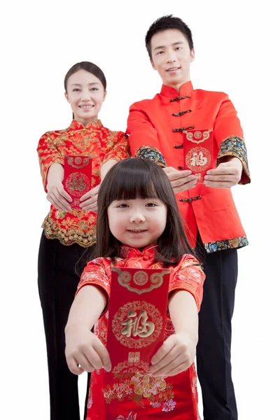 Aile Portresi Elinde Kırmızı Bir Zarf Tutan Kız Arkasında Kırmızı — Stok fotoğraf
