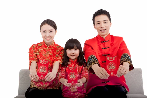 Porträtt Dotter Med Föräldrar Med Röda Kuvert Tang Kostymer — Stockfoto