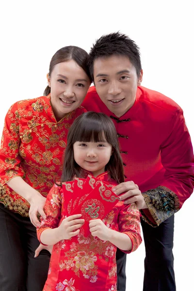 全家人的画像 女儿举着红包 父母站在后面 身穿唐装 — 图库照片