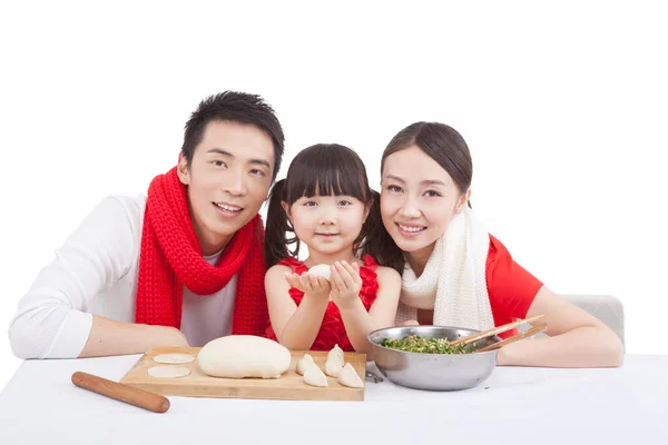 女儿与父母一起做饺子的肖像 庆祝春节 — 图库照片