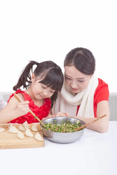 Portrait Mother Daughter Making Dumplings Celebrating Spring Festival — Stock Photo, Image