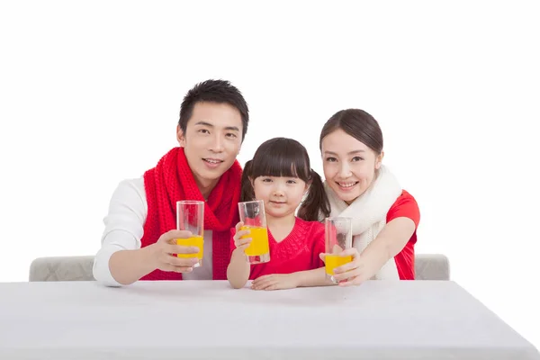 フルーツジュースカップを持つ両親と娘の肖像 — ストック写真