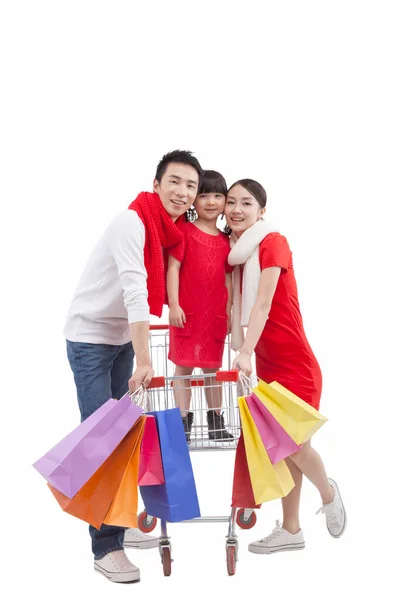 Retrato Hija Pie Carrito Compra Con Los Padres Sosteniendo Bolsas —  Fotos de Stock