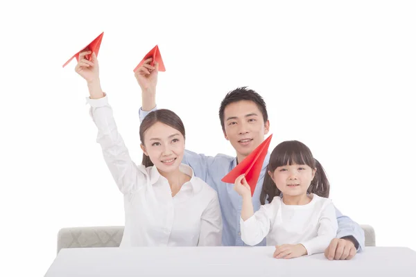 女儿与父母一起玩纸飞机的肖像 — 图库照片