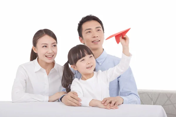 女儿与父母一起玩纸飞机的肖像 — 图库照片