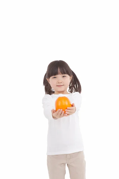 Portrét Malé Holčičky Držící Oranžovou — Stock fotografie