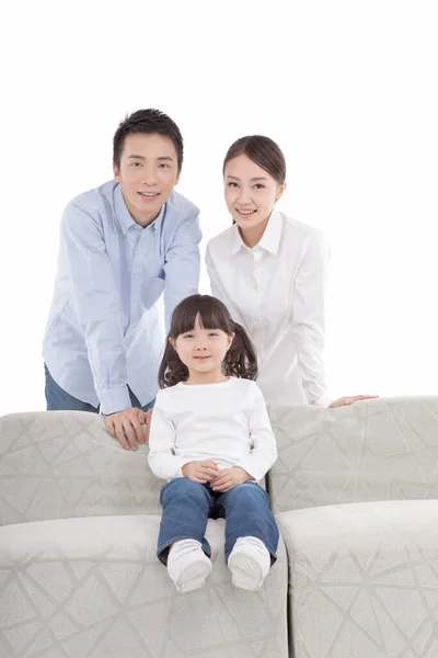 Porträt Der Tochter Auf Dem Sofa Sitzend Eltern Hintergrund — Stockfoto