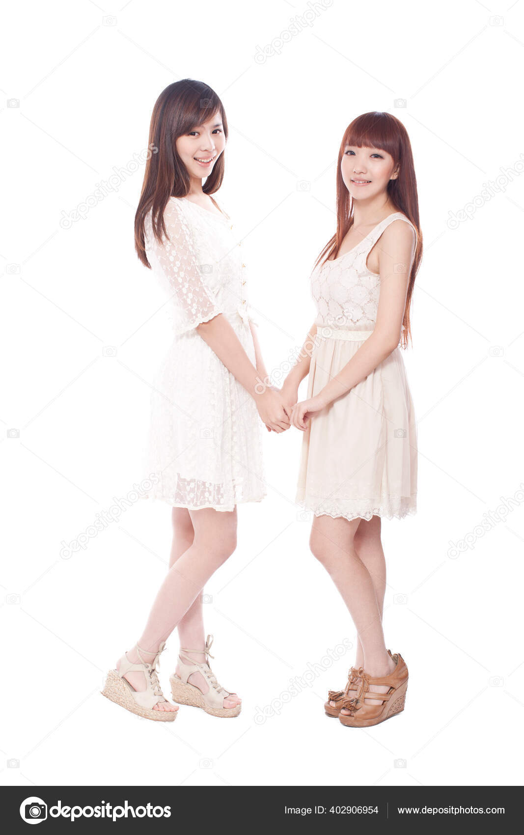 两个女性朋友手牵手站在一起的画像 图库照片 C Eastfenceimage 两个女性朋友手牵手站在一起的画像 图库照片 C Eastfenceimage