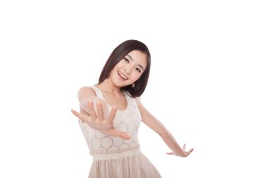 Kollarını açmış genç bir kadın.