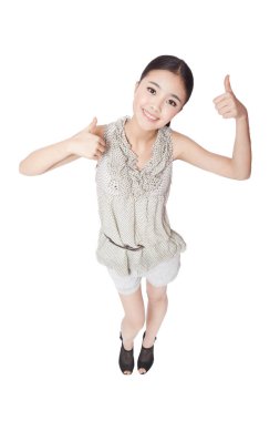 Beyaz arka planda poz veren genç bir kadın