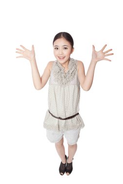 Beyaz arka planda poz veren genç bir kadın