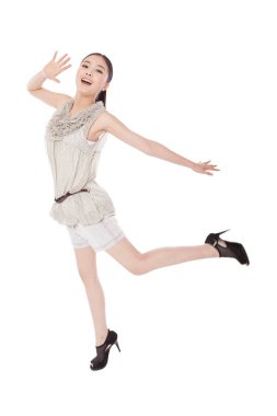 Genç bir kadın kıt kanaat ağlıyor.